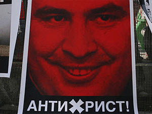 Организаторы мероприятия при поддержке всех собравшихся заклеймили президента Грузии Михаила Саакашвили как убийцу и военного преступника